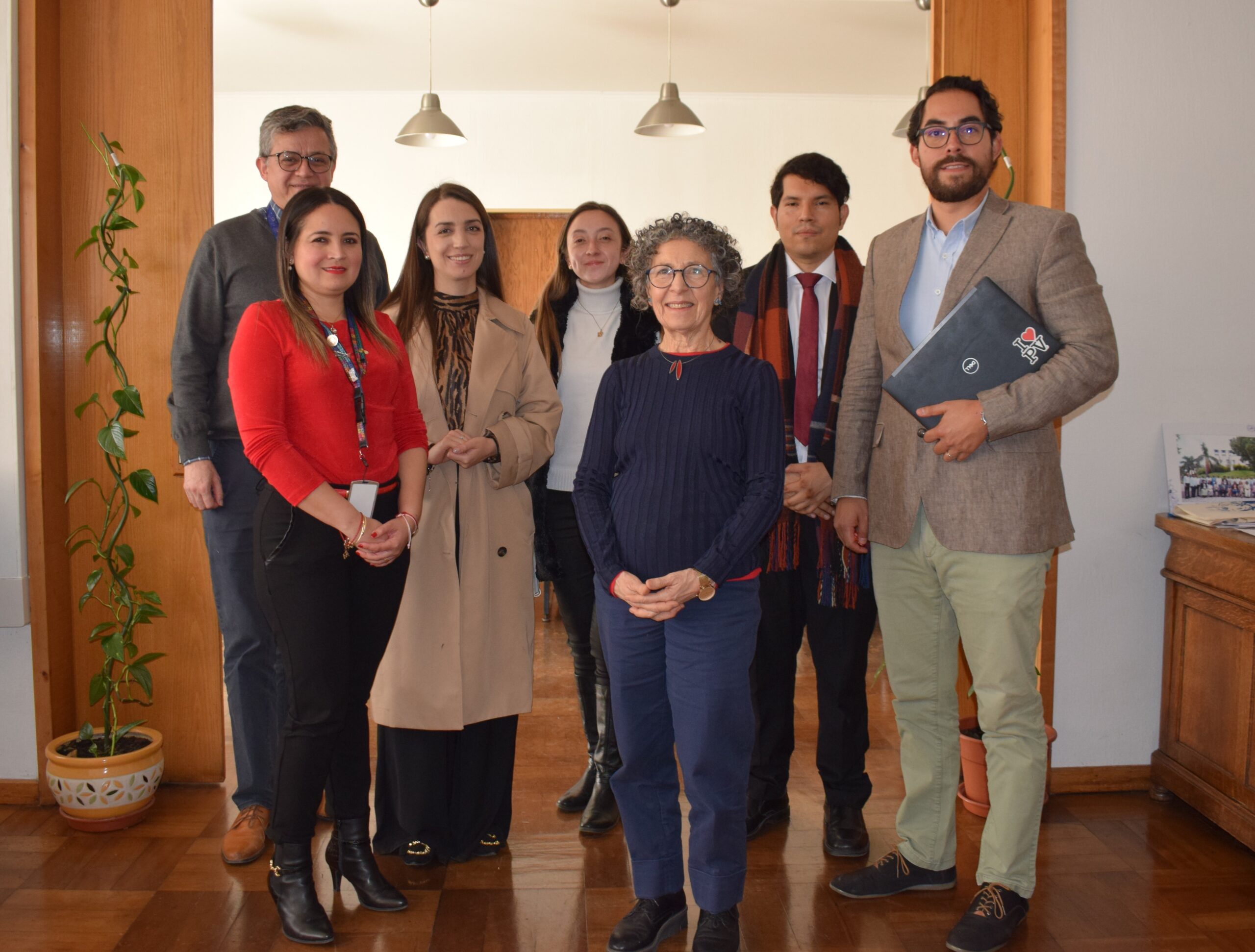 ISP implementa estándar internacional de la OMS para fortalecer la farmacovigilancia en Chile